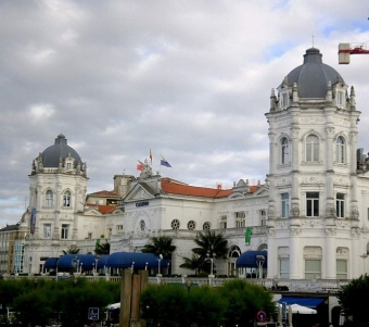Spanien har anrika casinon som den i Santander, från 1916. Allt fler spelar dock on-line, där spanjorerna lägger i snitt 480 euro per skalle och år.