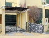 Eldflagor flög över radhusen och antände en pergola i bostadsområdet El Higuerón.