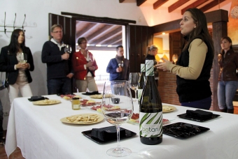 Alicia Pérez-Bryant från Bodegas Jórge Ordóñez lät Handelskammarens besökare provsmaka fyra olika viner från Málagabergen, inkluderat Nobelvinet 