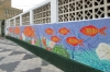 Nena Sánchez har kommit ändå från Västindien för att måla fasaden till Almuñecarskolan Vírgen de la Antigua. Foto: Indigo Travel & Events