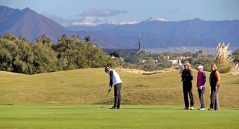Årets första tävling på Nya San Roque spelades 20 januari med vackra snöklädda berg i bakgrunden.