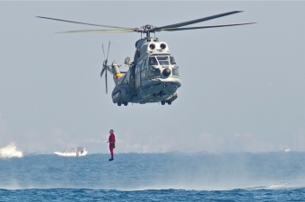 Fyra av de fem besättningsmännen på den förolyckade helikoptern saknas. Foto: luisjoujr/Flickr