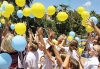 Eleverna släppte tillsammans med borgmästaren iväg blågula ballonger i skyn.