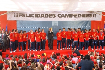 Varje spelare i spanska landslaget tjänar 720 000 euro, om de försvarar VM-bucklan.