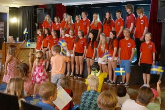 Elever från Norrstandsskolan i Karlstad sjöng i Fuengirolaskolan på nationaldagen. Foto: Svenska skolan i Fuengirola