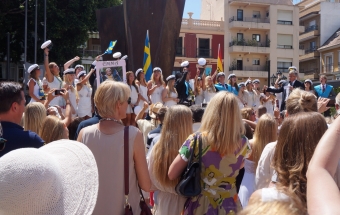 Sammanlagt 31 studenter från Svenska skolan i Fuengirola hade utspring vid kyrktorget. Foto: Colegio Sueco