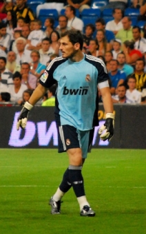 Casillas fick höra både burop och ovationer.
