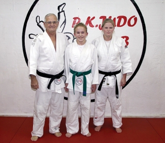 Tidigare engelska mästaren Rodd Barkby tränar Lisa Lindberg på RK Judo Club i Estepona.
– Hon kan bli hur bra som helst.