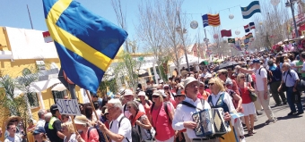 Förra året representerades Sverige endast av en flagga och dragspelsmusik på paraden på Feria de los Pueblos. En grupp bestående av sju entreprenörer organiserar nu åter en svensk caseta, den första sedan 2007.