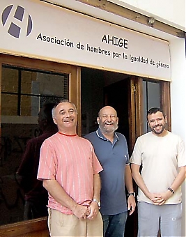 Jose Mendiguren, Hugo Gensini och Antonio García i AHIGE riktar sig till ungefär till tio procent av de spanska männen – de som är mottagliga för budskapet och öppna för förändring.