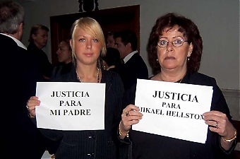 Hellströms mor Maud Karlsson och hans dotter Emilie var på plats i Málaga under rättegången.