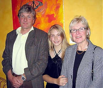 Stolta föräldrarna Håkan och Birgitta med konstnären Elin Schnipper.