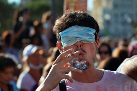 Demonstranterna protesterade bland annat mot påbudet att bära munskydd. Foto: Facebook