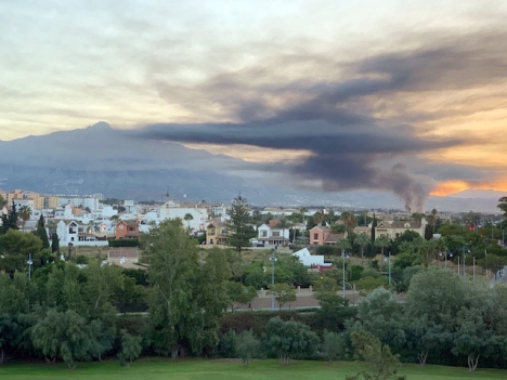 Röken från branden kunde ses från långt håll i västra Marbella. Foto: Lars Isacsson