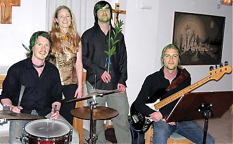 Med trion Johan Hultman, trummis, Håkan Svensson, pianist och Linus Enoksson, basist, inledde Veronica Hultgren sin turné “Snickarglädje” på Costa del Sol.