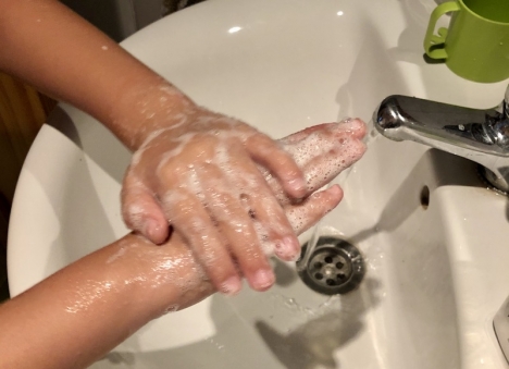 En ny studie i Barcelona visar att R-talet är lägre för barn än för vuxna och att smittspridningen i hög grad påverkas av hur ofta man tvättar händerna.