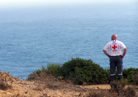 Spanska röda korset förser de anländande migranterna med första hjälpen, men flyktingmottagningarna på Kanarieöarna är sedan länge överfulla. Foto: Cruz Roja ARKIVBILD