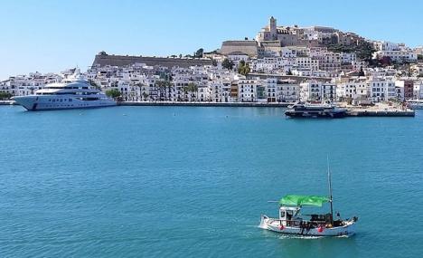 Flera kvarter även i Ibiza stad väntas hamna i karantän denna vecka. Foto: RoxFuchs/Wikimedia Commons