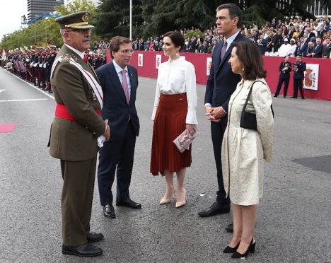 Díaz Ayuso och Pedro Sánchez (mitten) i samband med firandet av Spaniens nationaldag 12 oktober, förra året.