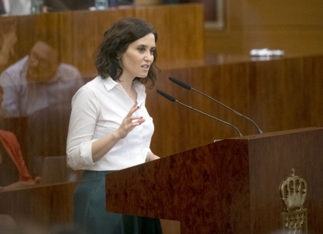 Isabel Díaz Ayuso annonserar inskränkt rörlighet i flera delar av Madrid, men förnekar att det skulle röra sig om en lock down. Foto: PP Comunidad de Madrid/Wikimedia Commons