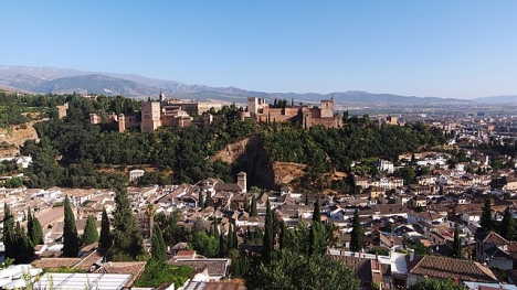 Invånarna i Granada med omnejd både isoleras och beläggs med utegångsförbud nattetid.