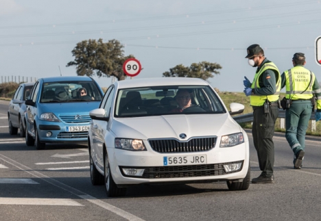 Trafikpolisen Guardia Civil har upprättat vägkontroller med anledning av isoleringen av Andalusien.