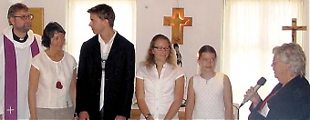 Peter Wickström med hustru Nina och deras tre barn avtackas av kyrkostyrelsens ordförande Birgit Gumaelius. Foto: Lars-Erik Björkman