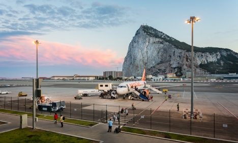 Flygplatsen på Gibraltar har blivit en alternativ väg för britter att slippa sitta i karantän efter sin vistelse i Spanien.