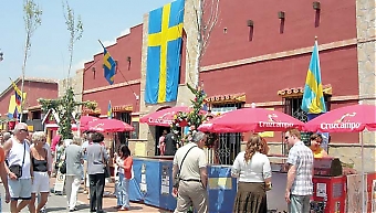 Den svenska ”casetan” hade smyckats med stora svenska flaggor och midsommarstång. Bland underhållarna fanns The Boppers och Jump 4 joy.