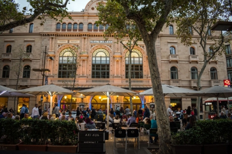 Från och med 23 november får både serveringar och teatrar i Katalonien stegvis öppna på nytt.