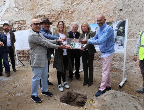 Marbellas borgmästare Ángeles Muñoz var på plats i mars när renoveringen av hotell La Fonda drog igång. Foto: Ayuntamiento de Marbella
