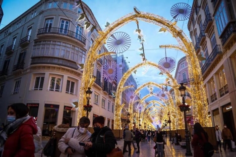 Julen står för dörren och städerna, däribland Málaga, pryds av vackra julbelysningar. Det gäller dock att alla är extra försiktiga den närmaste tiden så att firandet inte leder till en tredje pandemivåg. Foto: Ayuntamiento de Málaga