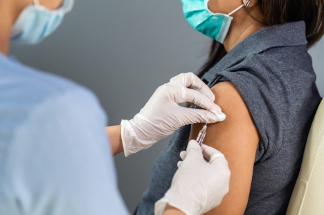 Många spanjorer ville hellre vänta med att vaccinera sig för att först se effekterna av de nya preparaten.