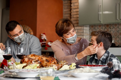 I Madridregionen får endast sex personer från två olika hushåll samlas till jul och nyår och då gäller, precis som nu på barer och restauranger, munskydd när man inte äter eller dricker.