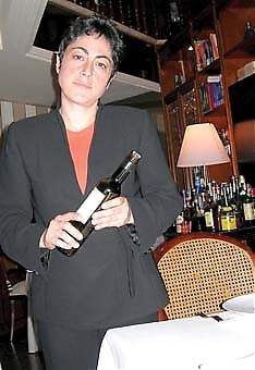 Olimpia jobbar sedan fyra år tillbaka på stjärnkrogen Café de Paris i Málaga. Hon trivs bra trots långa dagar och lite ledighet. Hon kan inte tänka sig att jobba på vilken bar som helst.