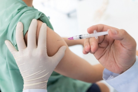 Den första vaccinsprutan i Spanien ges 27 december till en person på ett vårdhem i Guadalajara.