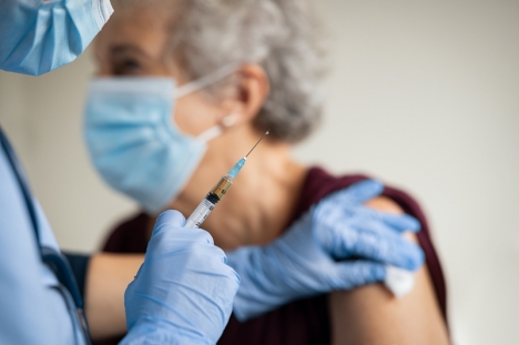 I dagsläget är det inte meningen att barn under 16 år ska injiceras med det nya vaccinet mot Covid-19. De första månaderna vaccineras äldre på äldreboenden samt vårdpersonal.