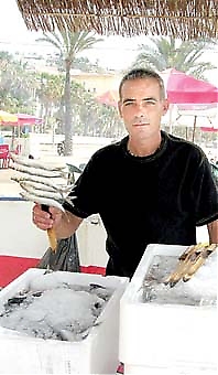 Manuel Galiana är ”espetero”, det vill säga ansvarig för grillningen av sardinspetten i den lilla båten fylld av sand.