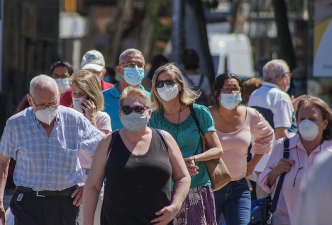 Nästan 100 procent av spanjorerna använder munskydd. En majoritet anser generellt att pandemiåtgärderna borde varit striktare.