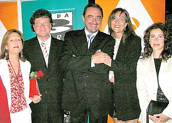 Onda Cero Marbellas direktör Pepe Navajas med hustru, radiostjärnan Carlos Herrera samt Marbellareportrarna Concha Montes och Estefanía Contreras.