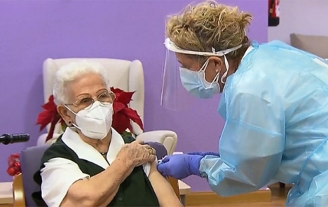 De första som vaccinerades i Spanien, som Araceli Hidalgo i Guadalajara, har nu även fått den andra dosen mot Covid-19. Foto: RTVE