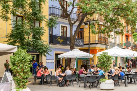 Barer och restauranger i Valenciaregionen får under minst två veckor endast erbjuda mat och dryck för avhämtning eller hemleverans.
