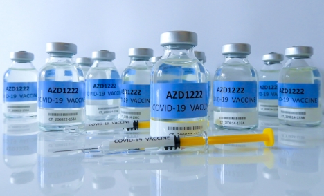 AstraZenecas vaccin kommer att  fyllas på och förpackas i Guadalajara utanför Madrid. Något som enligt myndigheterna kommer förenkla distributionen i Spanien.