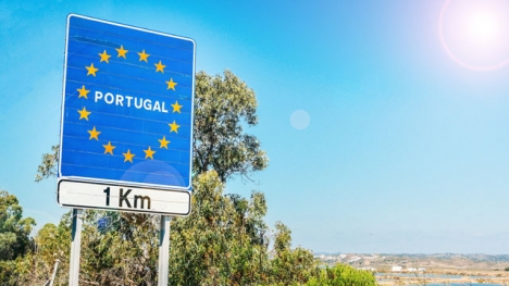 På begäran av Portugal kommer landgränsen med Spanien att vara stängd under minst två veckor.