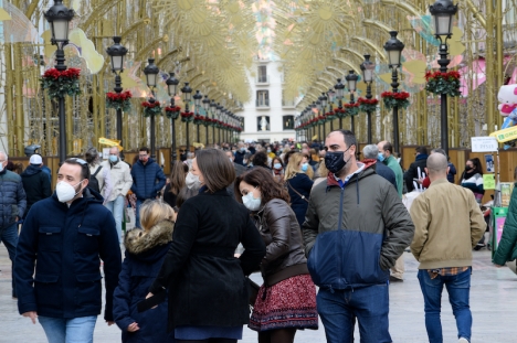 Antalet registrerade överträdelser mot munskyddspåbudet i Málaga stad minskade med mer än hälften, mellan augusti och december.