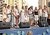 Skoleleverna uppträdde och sjöng traditionella svenska sommarsånger.