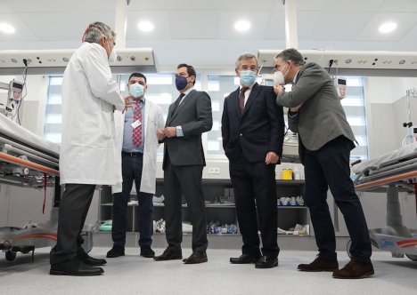 Regionalpresidenten i Andalusien Juanma Moreno, deltog vid den formella invigningen av sjukhuset i Estepona 8 februari. Foto: Junta de Andalucía