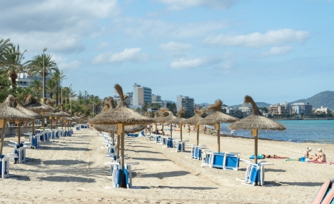 En nästintill tom strand i Capdepera på Mallorca, mitt i sommaren. Balearerna är det geografiska område i Spanien som led den största ekonomiska nedgången 2020.