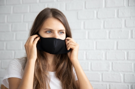 Spanien kommer inte att förbjuda munskydd i tyg, däremot skärps lagstiftningen kring hur maskerna som säljs i butik ska märkas. 