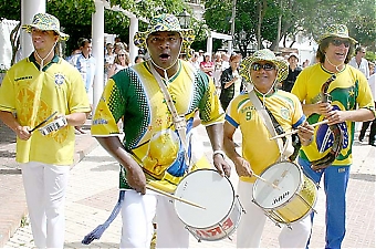 En brasiliansk gatuparad invigde festivalen.